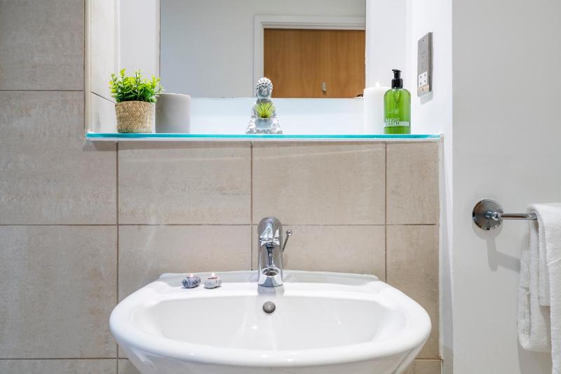 2BDR Central Flat with Free Parking - image 38