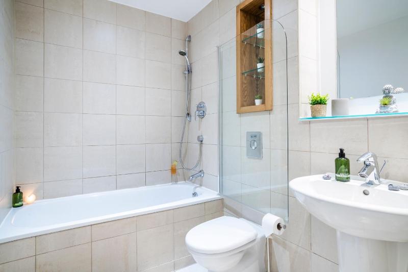 2BDR Central Flat with Free Parking - image 14