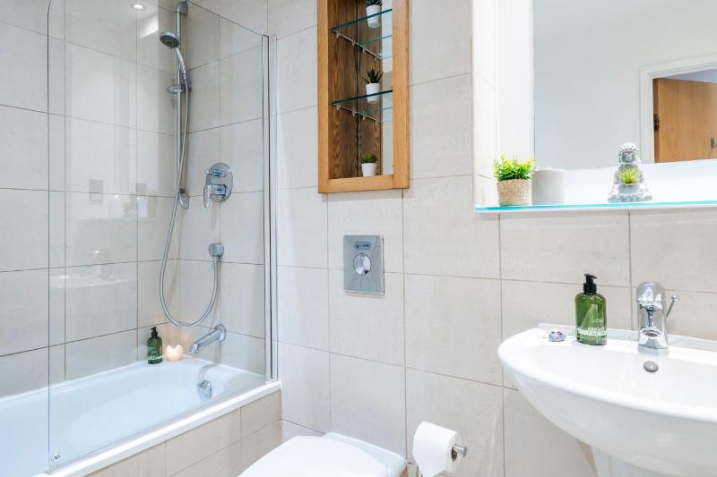 2BDR Central Flat with Free Parking - image 25