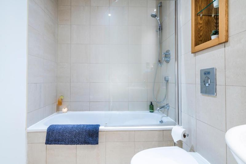 2BDR Central Flat with Free Parking - image 45