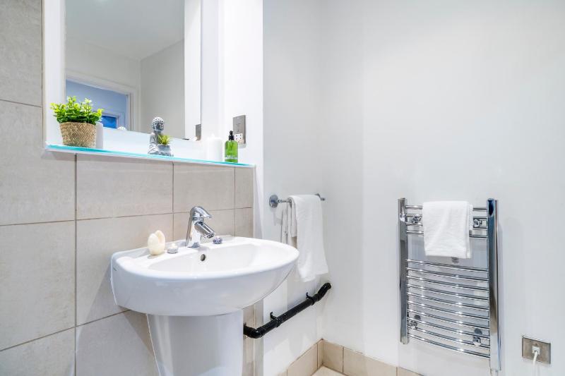 2BDR Central Flat with Free Parking - image 40