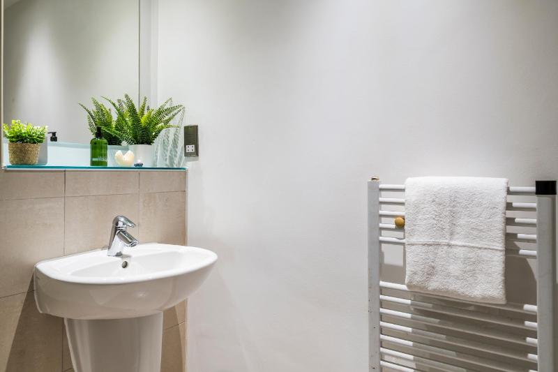 2BDR Central Flat with Free Parking - image 2