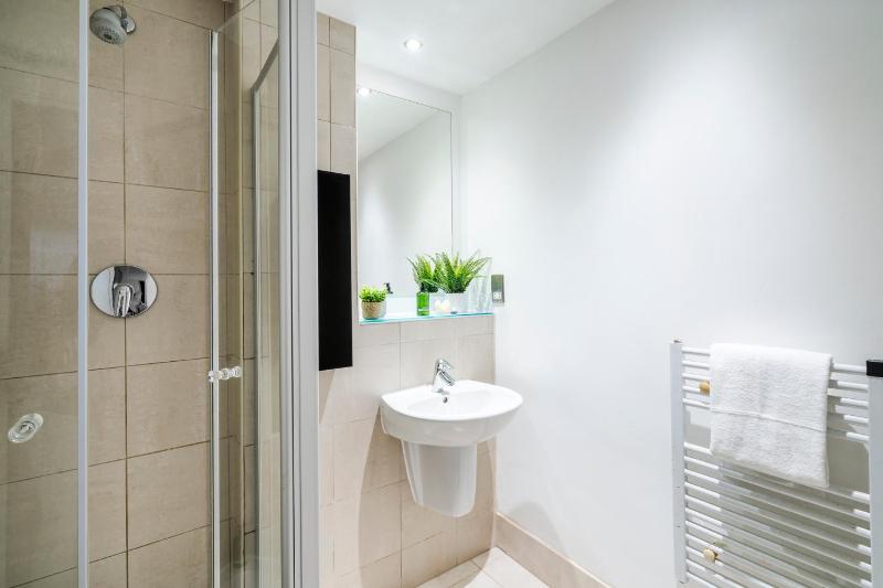 2BDR Central Flat with Free Parking - image 36