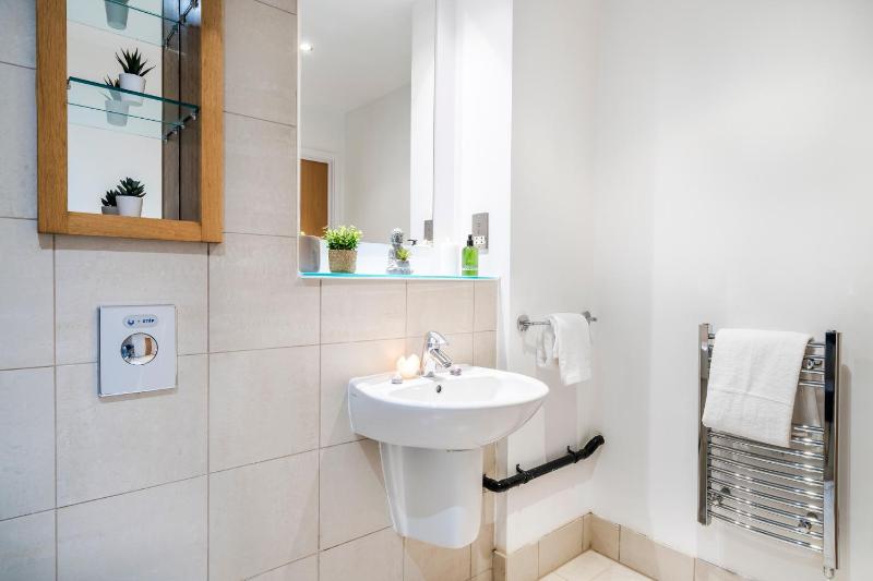 2BDR Central Flat with Free Parking - image 26