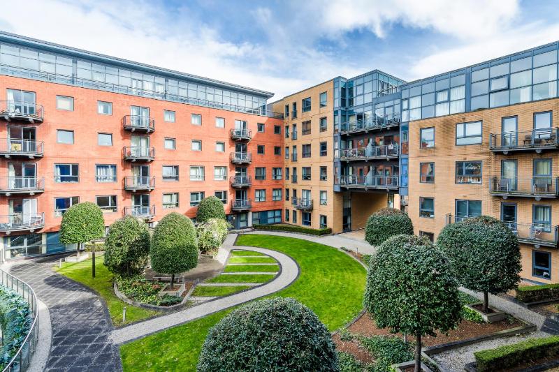 2BDR Central Flat with Free Parking - image 32