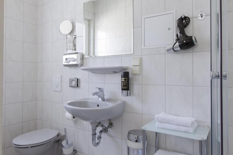 One-Room Apartment image 2