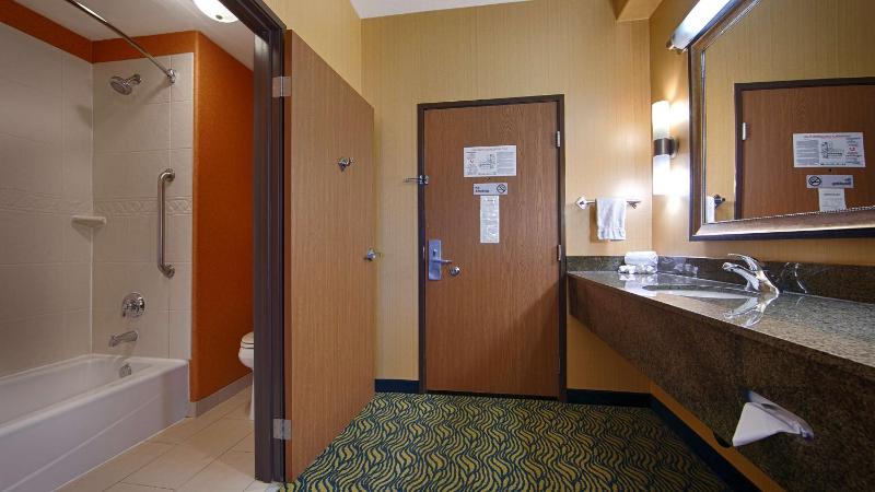 Queen Room - Disability Access/Roll-in Shower image 3