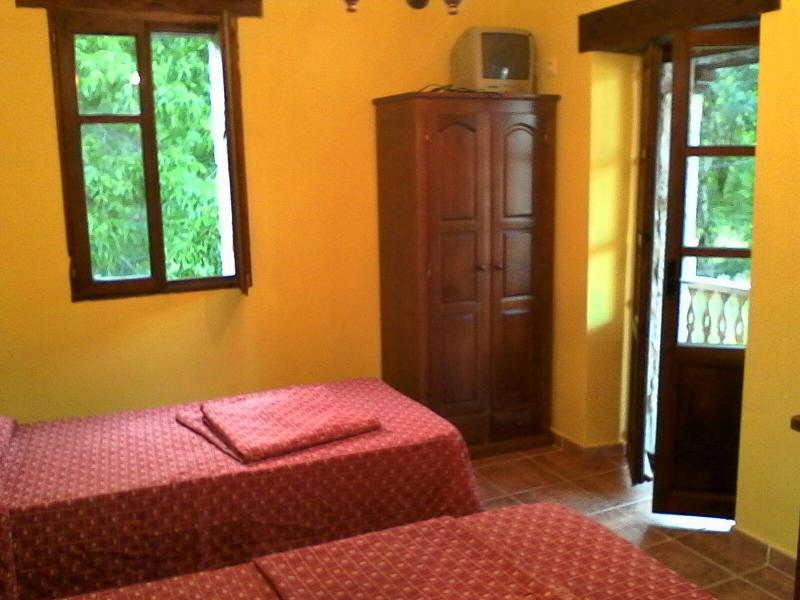 Twin Room image 2