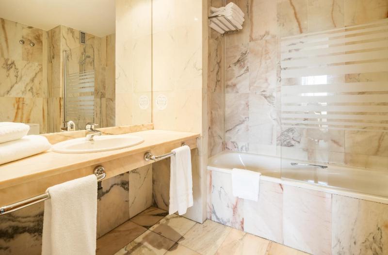 Family Room (2 Adults + 2 Children) image 2