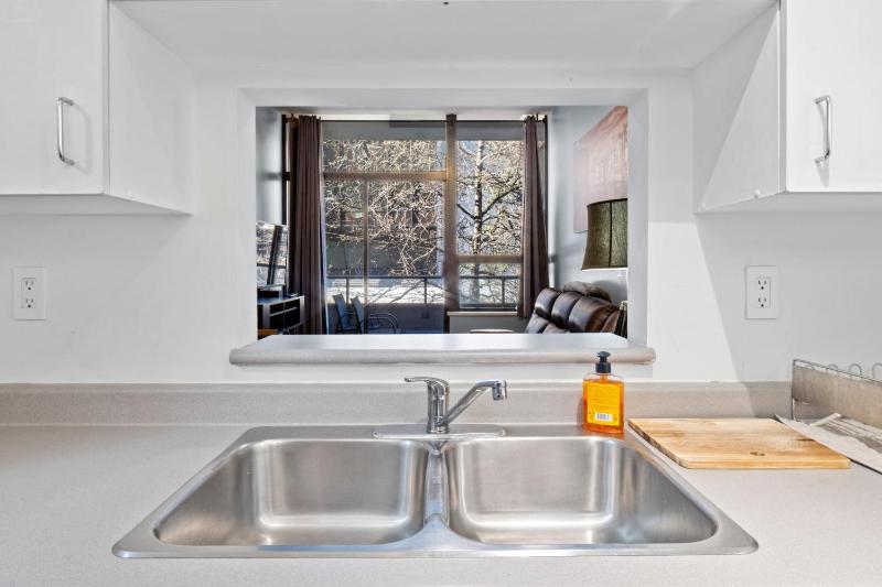 Cozy 1 Bedroom Downtown Central - image 3