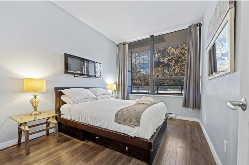 Cozy 1 Bedroom Downtown Central - image 7