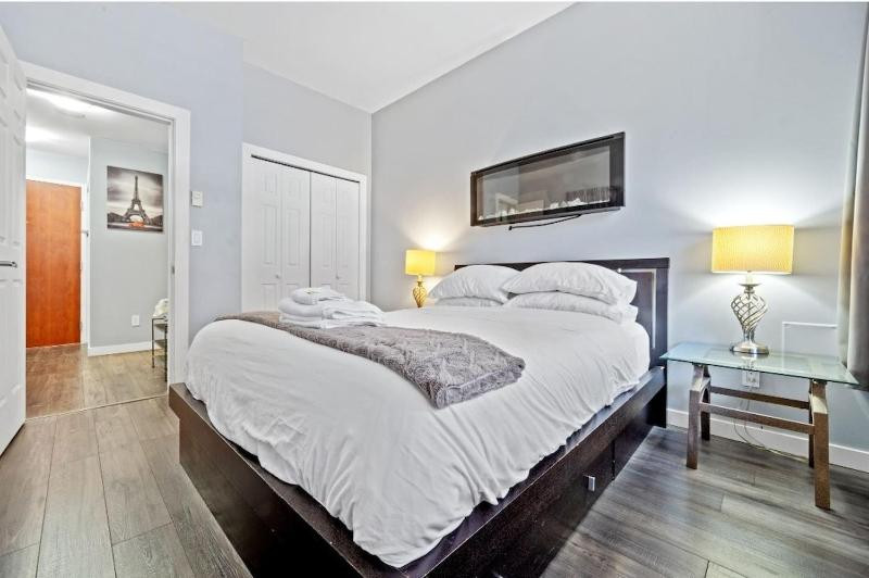 Cozy 1 Bedroom Downtown Central - image 9