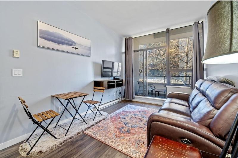 Cozy 1 Bedroom Downtown Central - image 14