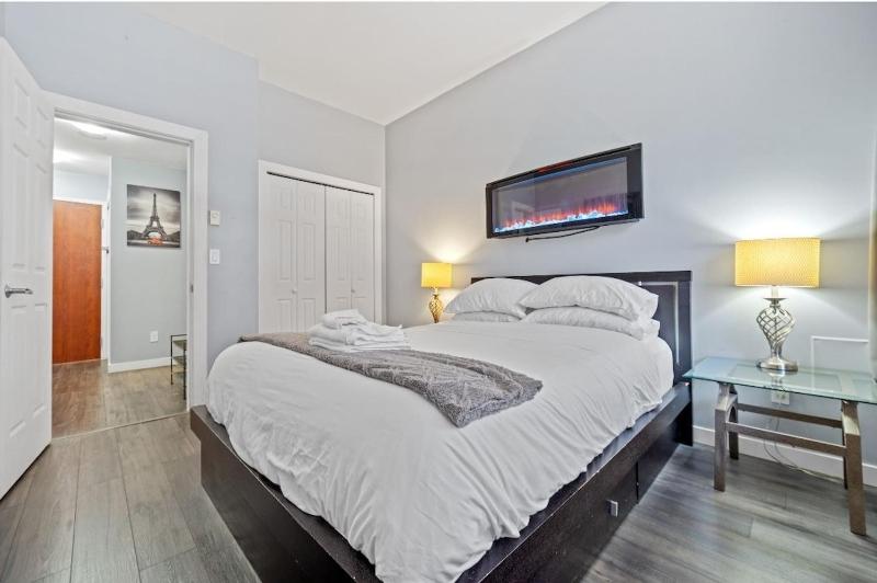 Cozy 1 Bedroom Downtown Central - image 6