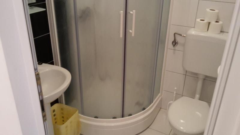 Twin Room with Bathroom image 4