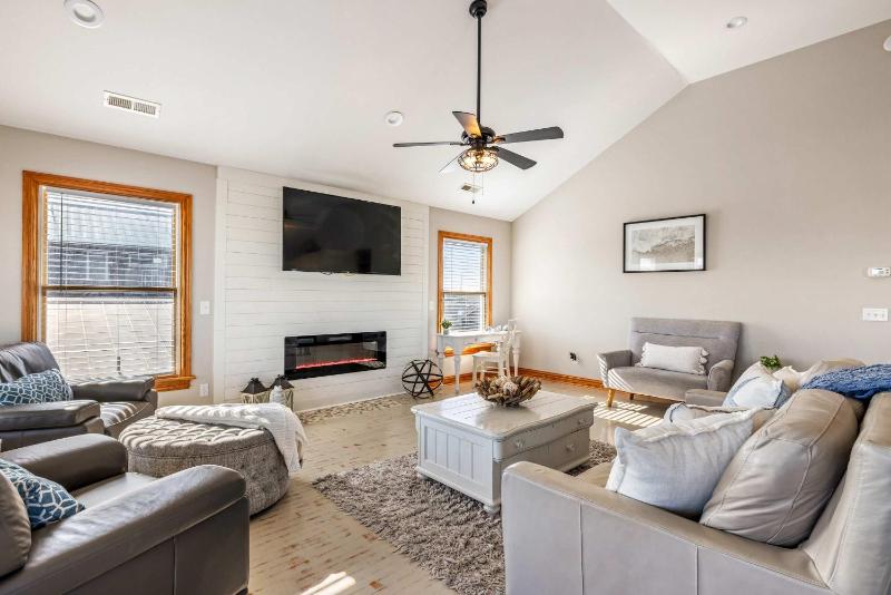 Spacious KDH Getaway with Views Near Beach & Shops - image 38