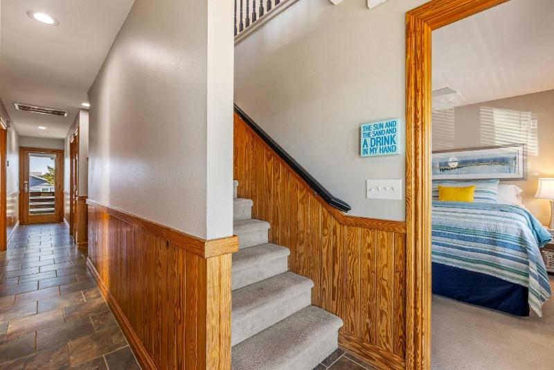 Spacious KDH Getaway with Views Near Beach & Shops - image 43