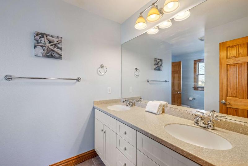 Spacious KDH Getaway with Views Near Beach & Shops - image 10