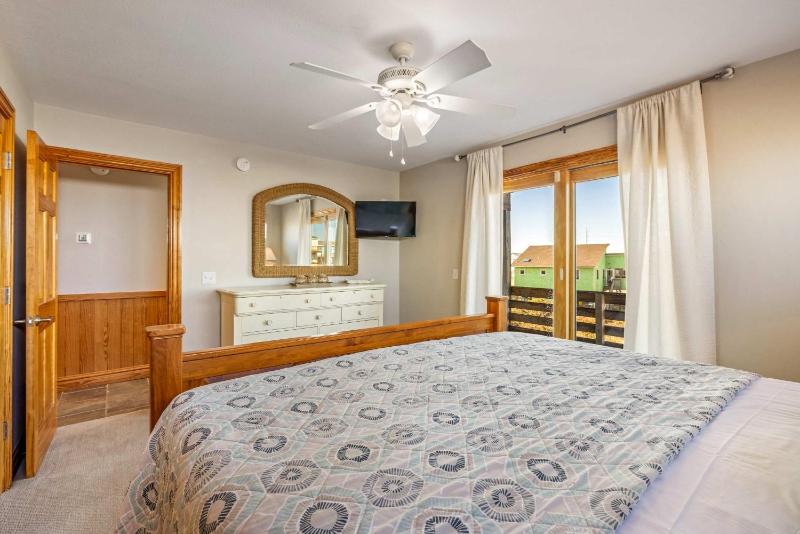 Spacious KDH Getaway with Views Near Beach & Shops - image 7