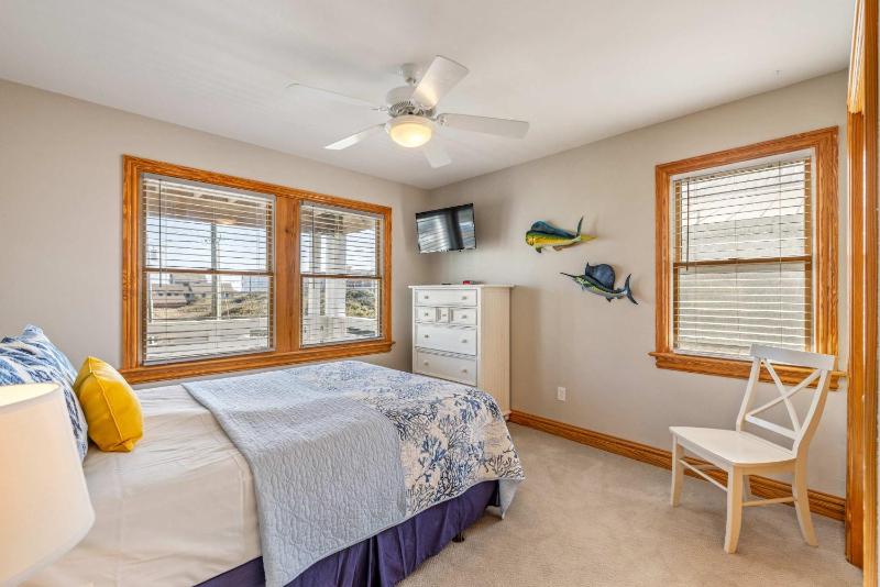 Spacious KDH Getaway with Views Near Beach & Shops - image 15