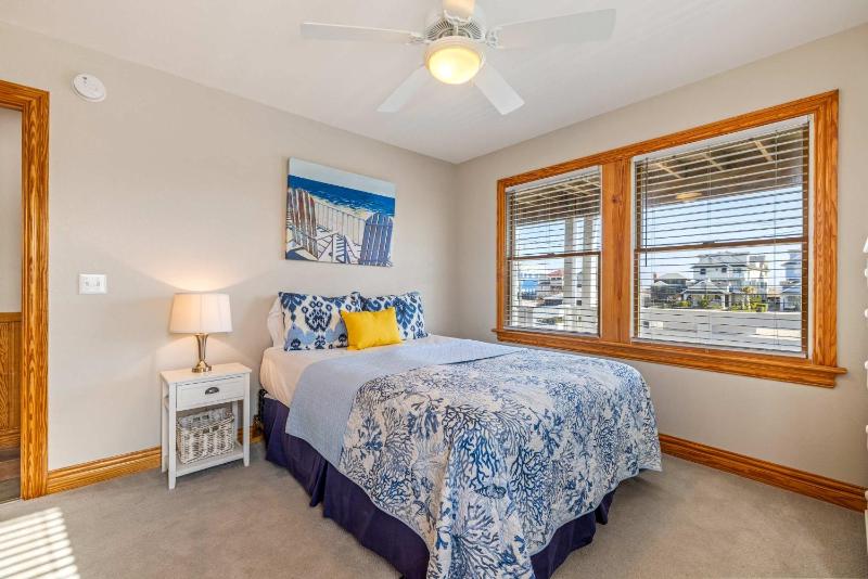 Spacious KDH Getaway with Views Near Beach & Shops - image 14