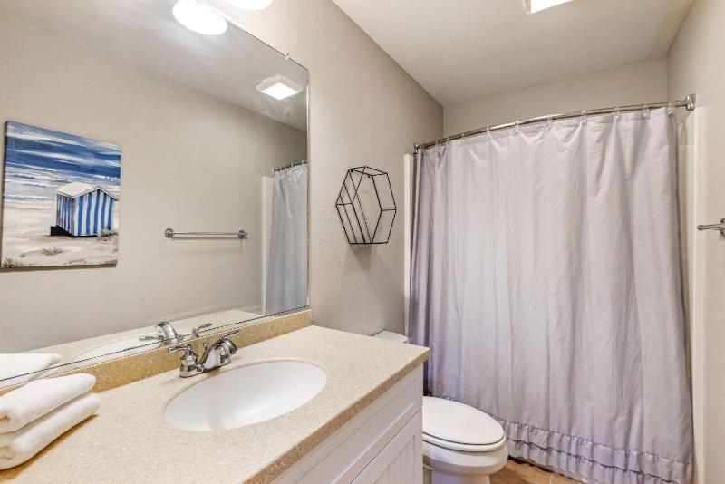 Spacious KDH Getaway with Views Near Beach & Shops - image 33