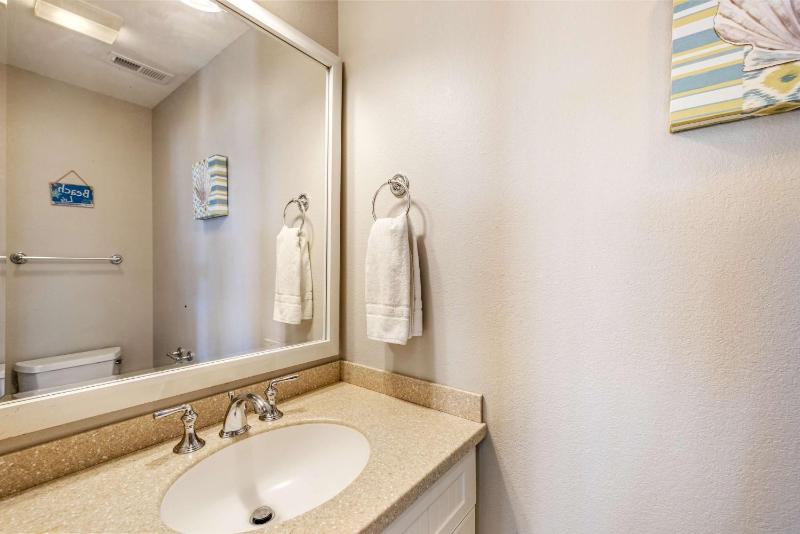 Spacious KDH Getaway with Views Near Beach & Shops - image 31
