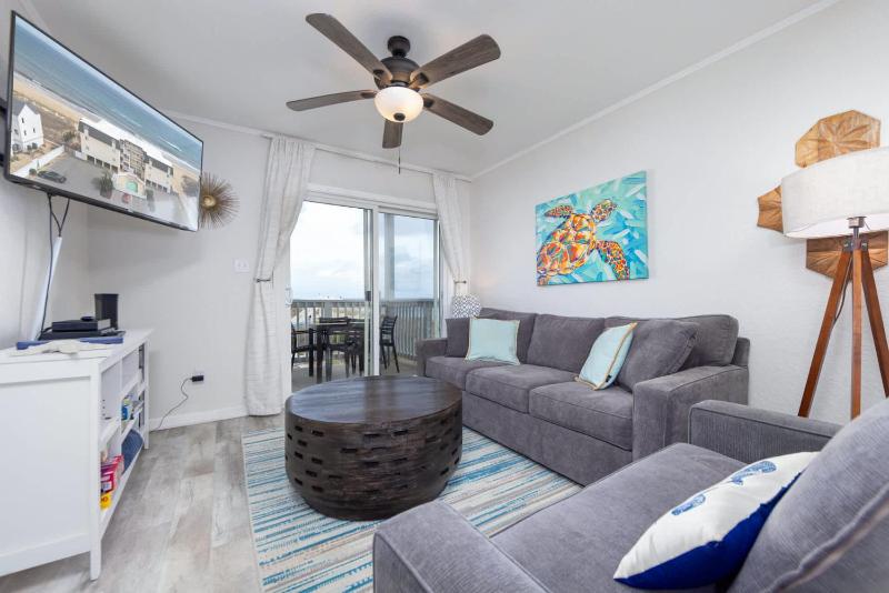 Beachfront Condo with Ocean Views and Pool Access - image 33