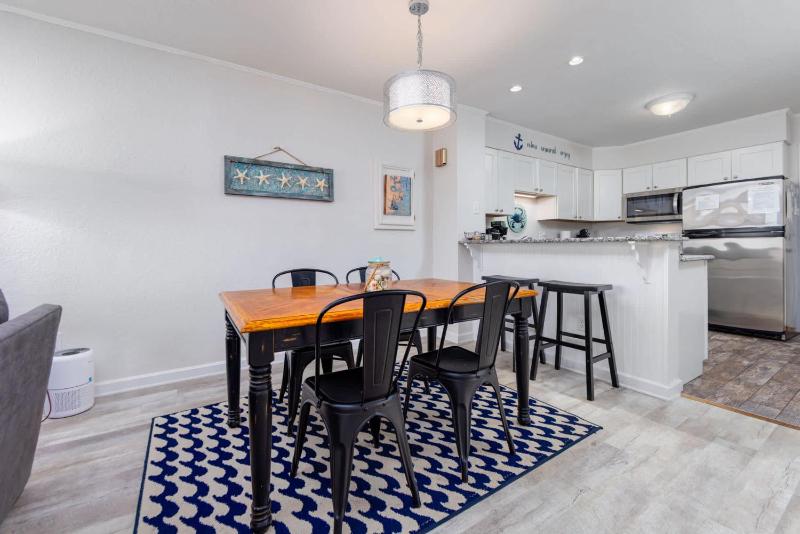 Beachfront Condo with Ocean Views and Pool Access - image 3