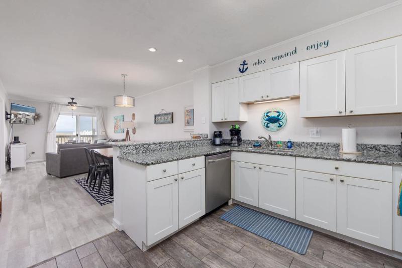 Beachfront Condo with Ocean Views and Pool Access - image 12