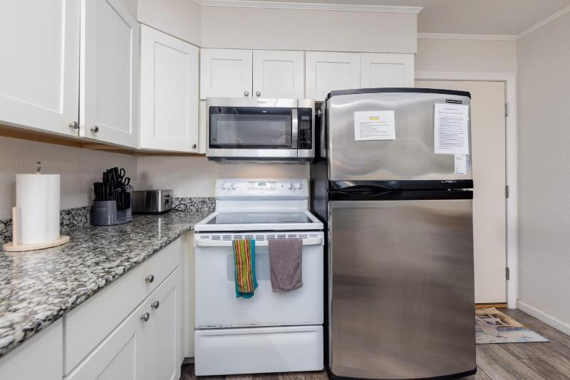Beachfront Condo with Ocean Views and Pool Access - image 10