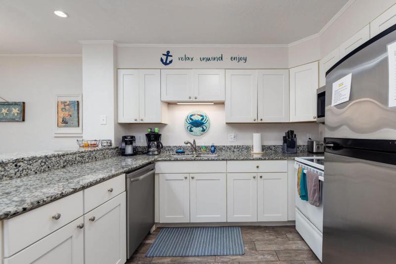 Beachfront Condo with Ocean Views and Pool Access - image 15