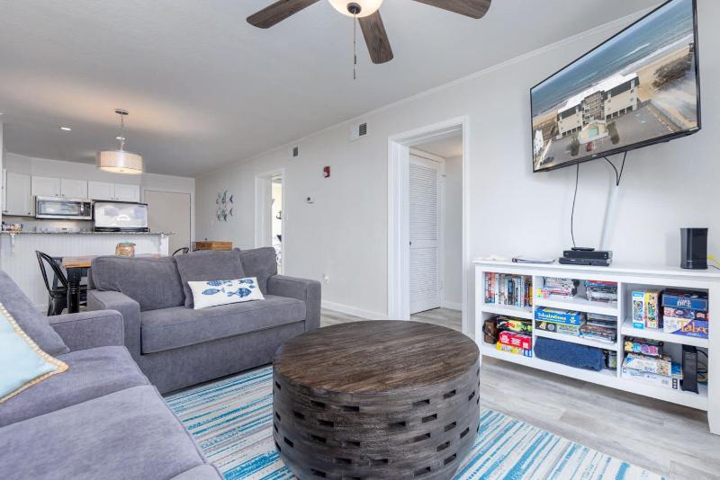 Beachfront Condo with Ocean Views and Pool Access - image 18
