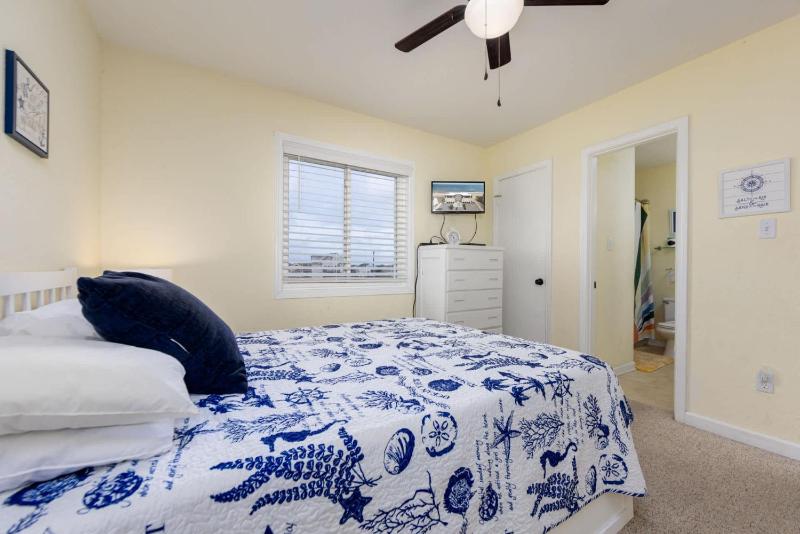 Beachfront Condo with Ocean Views and Pool Access - image 29