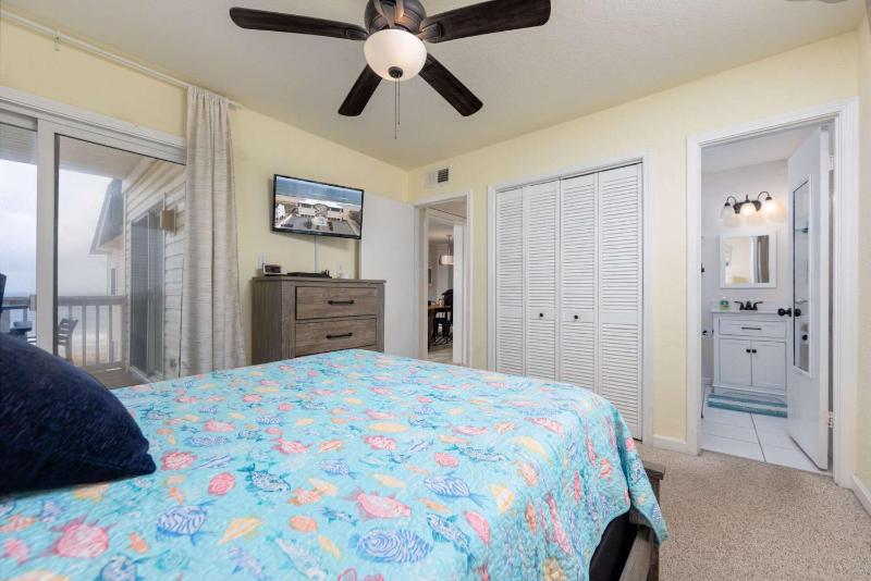 Beachfront Condo with Ocean Views and Pool Access - image 24
