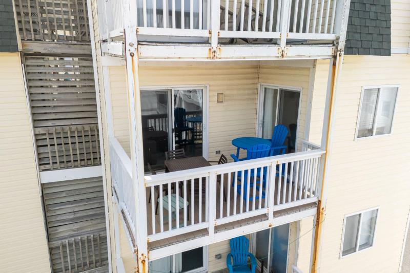 Beachfront Condo with Ocean Views and Pool Access - image 19