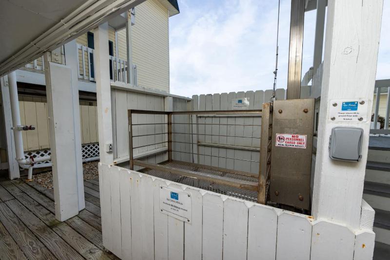 Beachfront Condo with Ocean Views and Pool Access - image 8