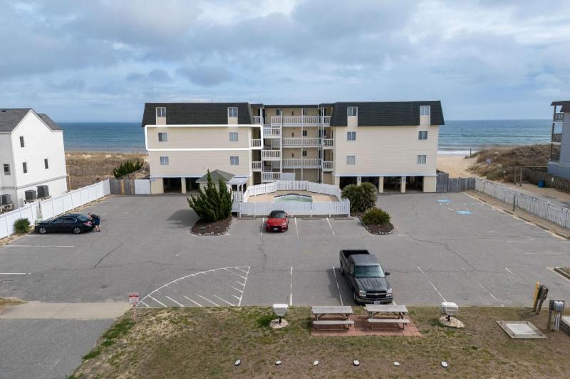 Beachfront Condo with Ocean Views and Pool Access - image 7