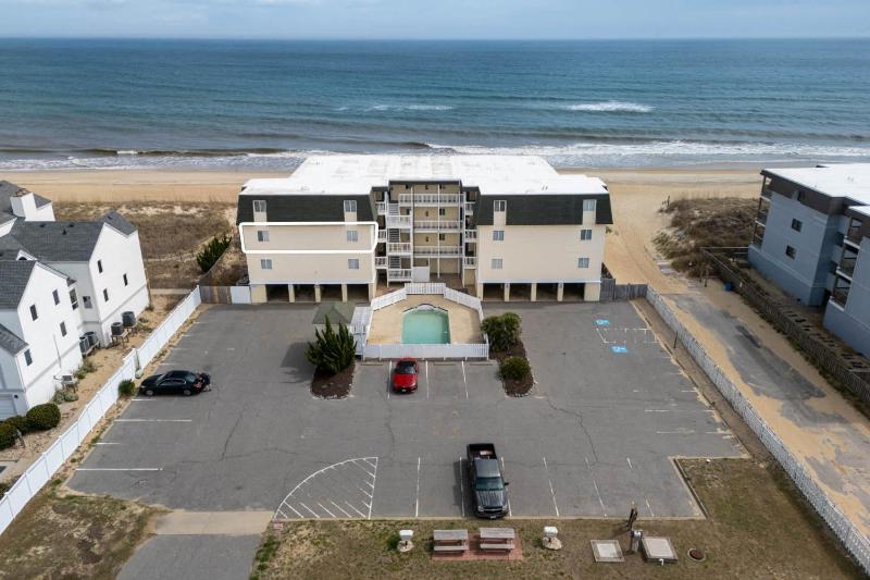 Beachfront Condo with Ocean Views and Pool Access - image 31