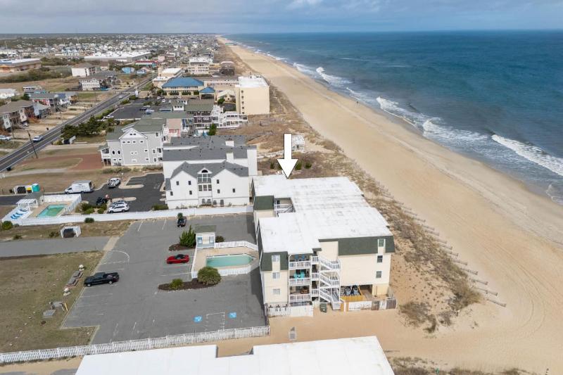 Beachfront Condo with Ocean Views and Pool Access - image 13