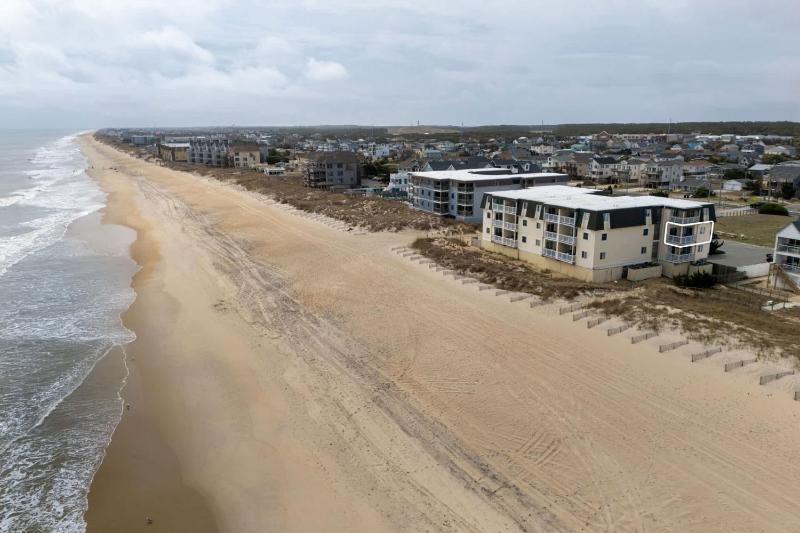Beachfront Condo with Ocean Views and Pool Access - image 30