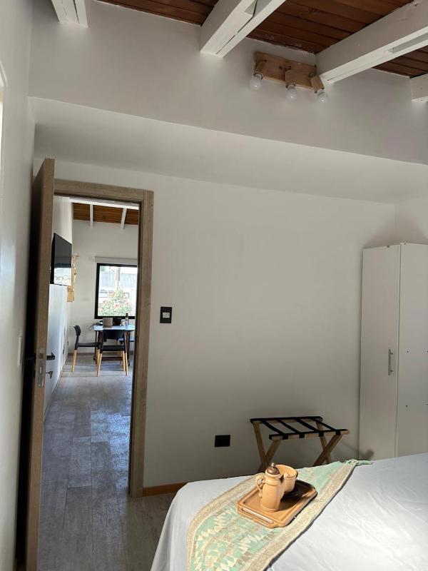 Apartamento hasta 4 personas con jardin parrilla y estacionamiento gratuito Ubicado cerca de la ciudad y a 20 minutos del cerro Catedral - image 4
