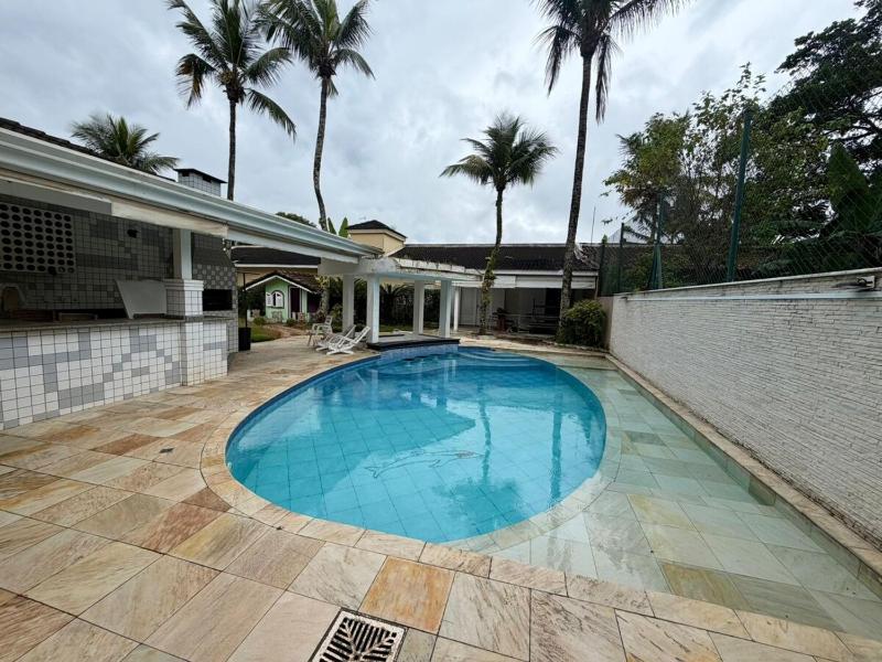 Bela casa em Guarujá à 300 metros da praia - image 1