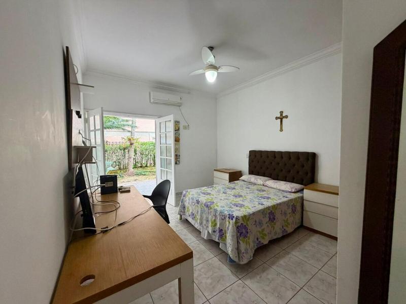 Bela casa em Guarujá à 300 metros da praia - image 7