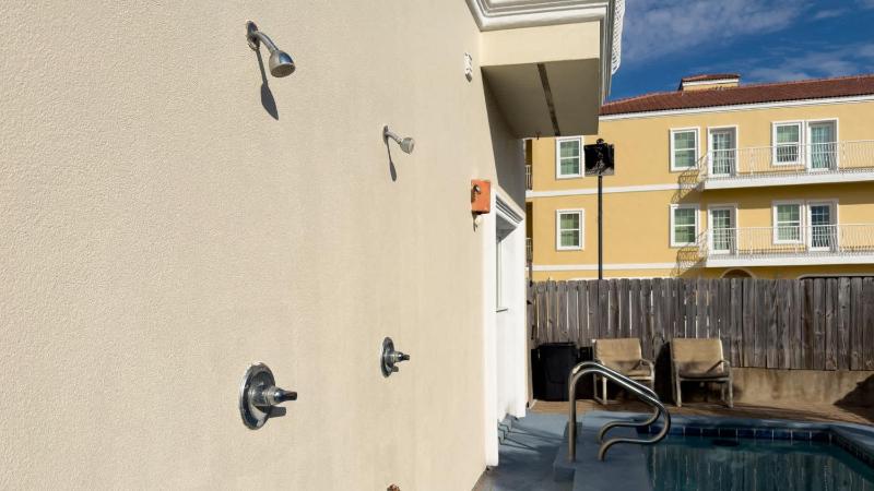 1st Floor Pool Affordable Near Beach apts - image 3