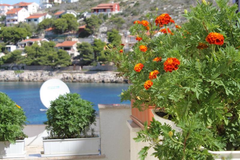Apartments by the sea Bilo Primosten - 8364 - image 21