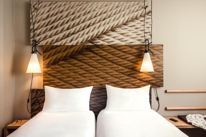 Standard Twin Room image 3