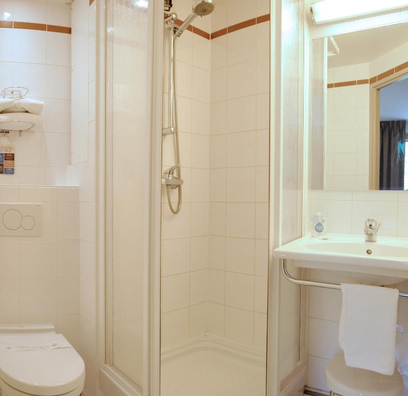 Double Room image 3
