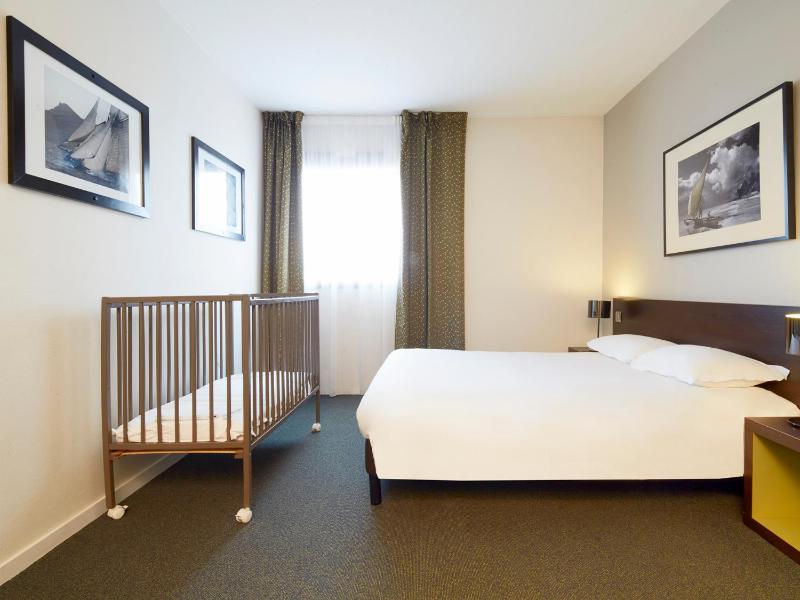 Standard Room - 1 Double Bed 2 Single Beds image 3
