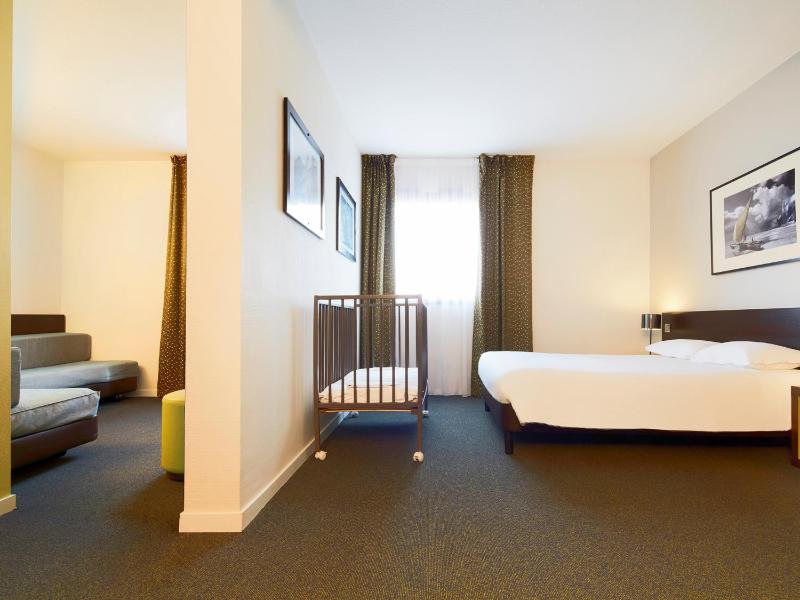 Standard Room - 1 Double Bed 2 Single Beds image 2